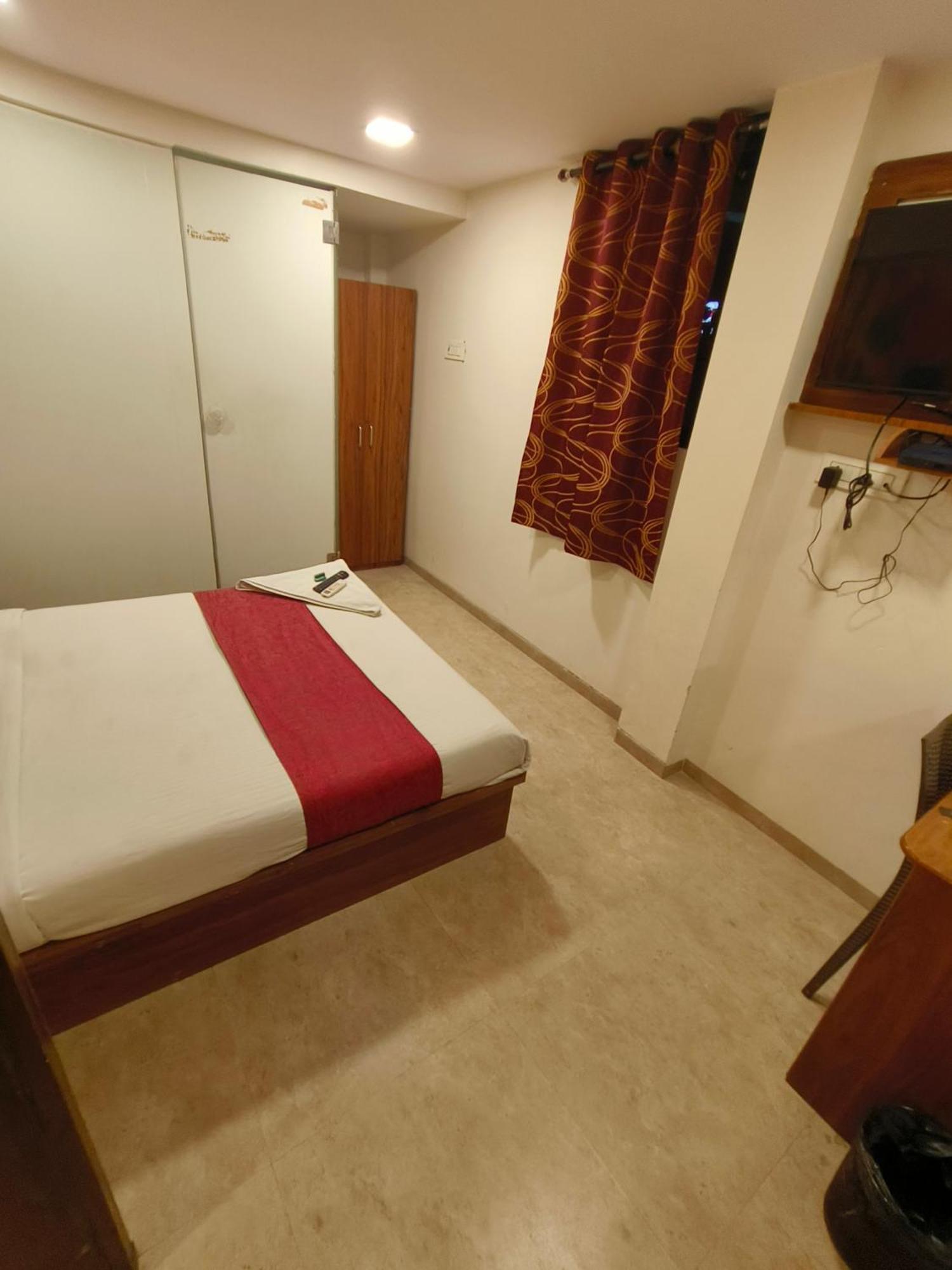 מומביי Hotel Beach Crown Juhu מראה חיצוני תמונה